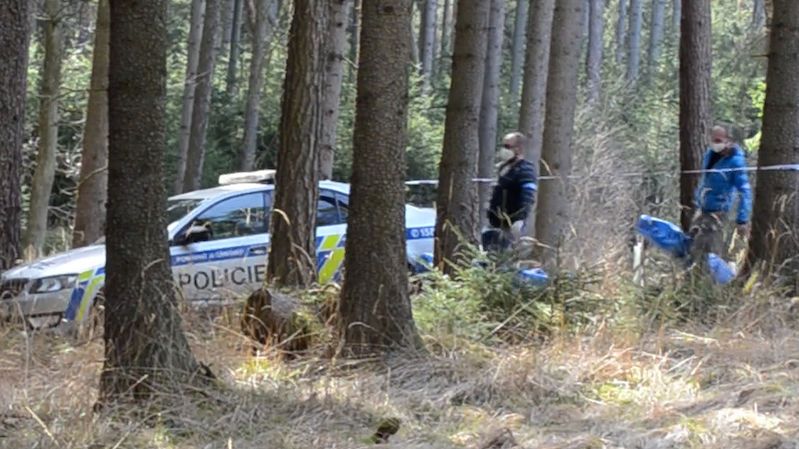 Muž se v lese převrátil s podomácku vyrobeným traktorem, na místě zemřel